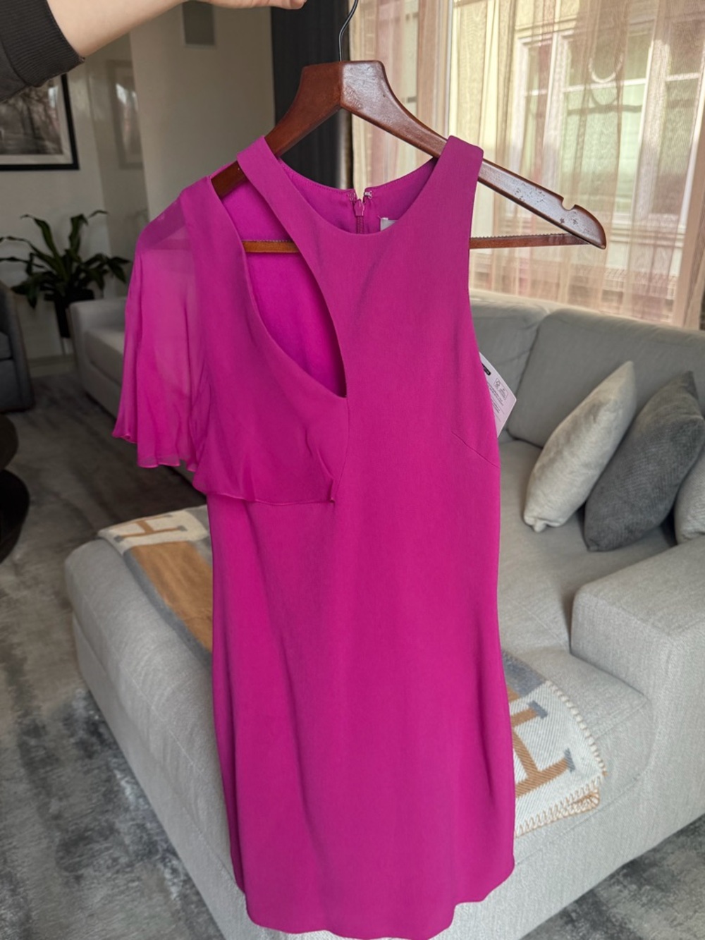 CUSHNIE ET OCHS
Mini dress with cutout at bodice
magenta 
Size 4

NEVER WORN